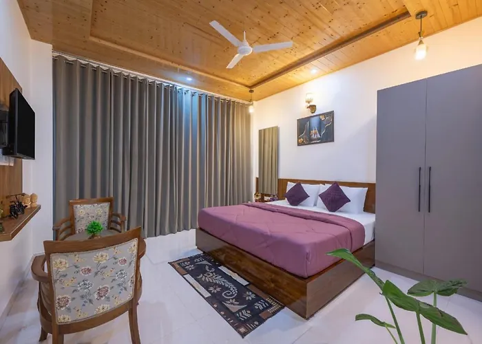 Dusk Vibes Near Mall Roade Kasauli Entire 1-Bedroom With Private Balcony With Delicious Food