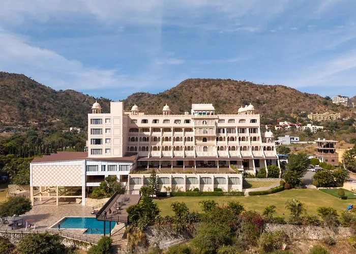 Via Lakhela Lakeview Resort & Spa