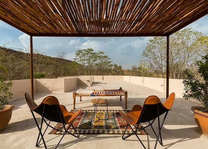 Stayvista The Owl House: Hillside Villa with Terrace and Lawn Jaipur