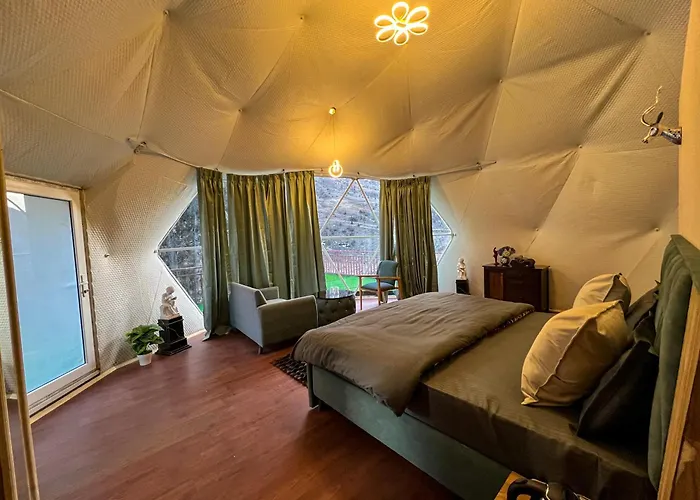 Yolo Outdoors - Riverside Luxury Domes & Glamping, Jispa