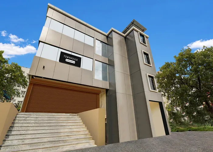 Super Townhouse Golden Temple Manikonda
