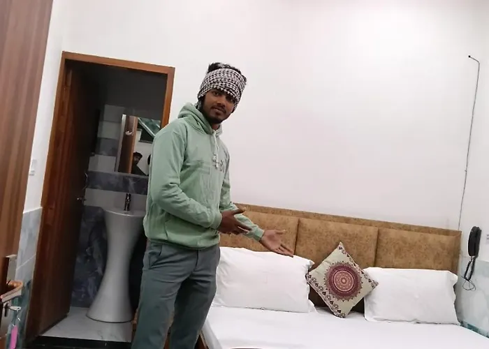 Hotel Shri Girraj Dham Vrindavan Dham