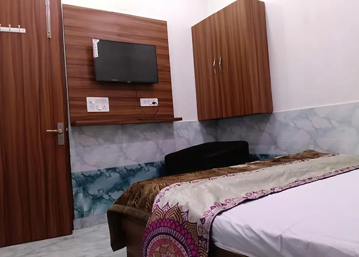 Hotel Shri Girraj Dham Vrindavan Dham