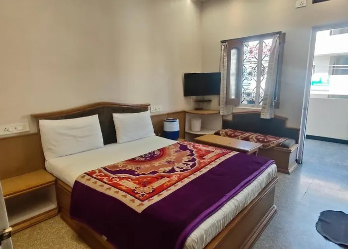 Hotel Priyanka - 750 Metres From Nakki Lake Near Bus Stand