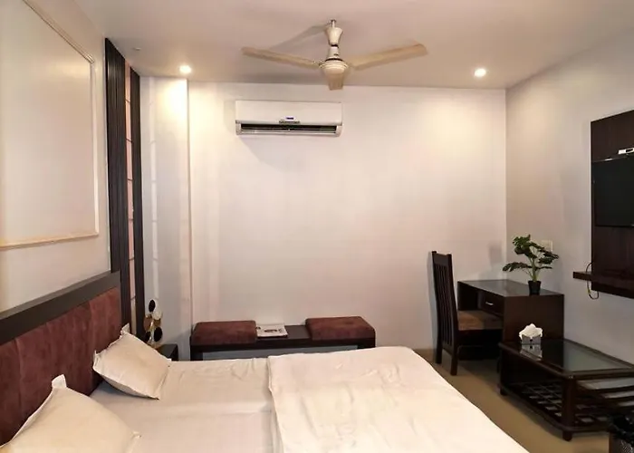 Hotel Prateek Plaza & Restaurant