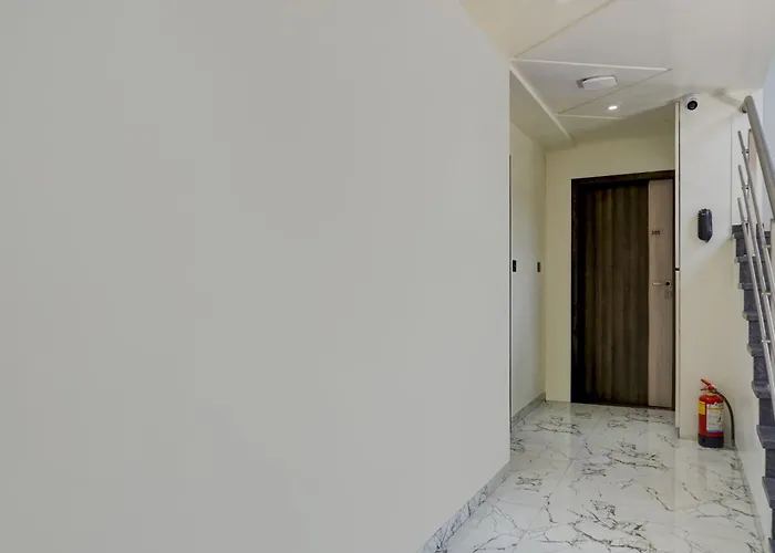 Super Townhouse Poona Royal
