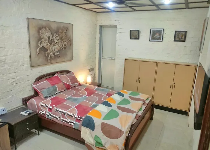 Ivory Room, Ac, Smart Tv, Ensuite, Independent Homestay