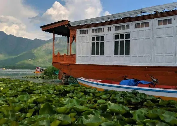Shangrilla Houseboat