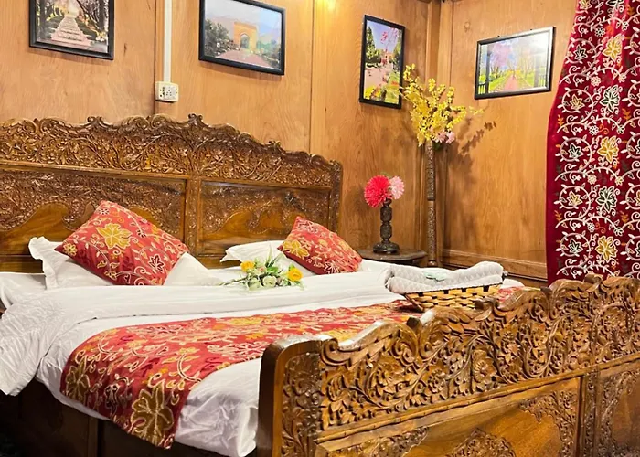 Shangrilla Houseboat