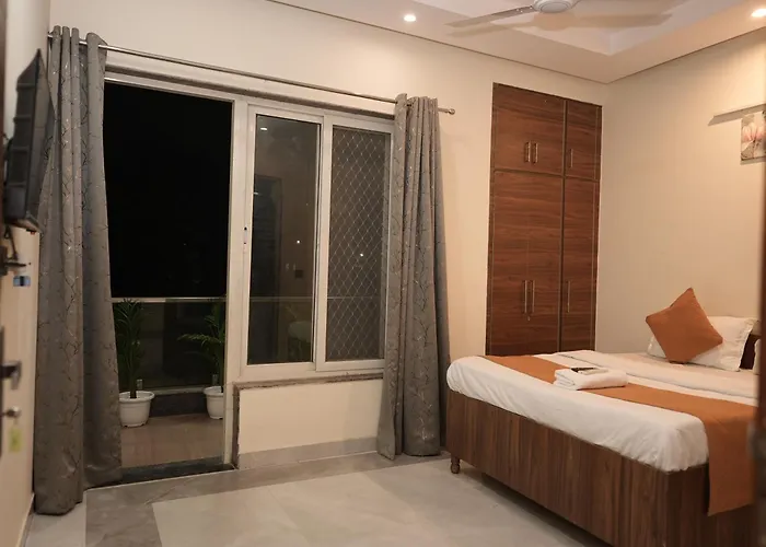 Life Tree Hotel And Banquet Hall, Sector 63A