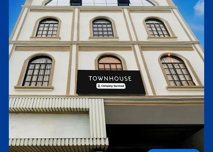 Super Oyo Townhouse Varanasi Railway Junction