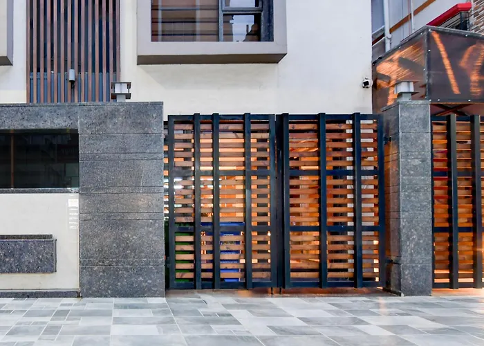 Super Townhouse Oak Dlf Newtown Bus Terminal