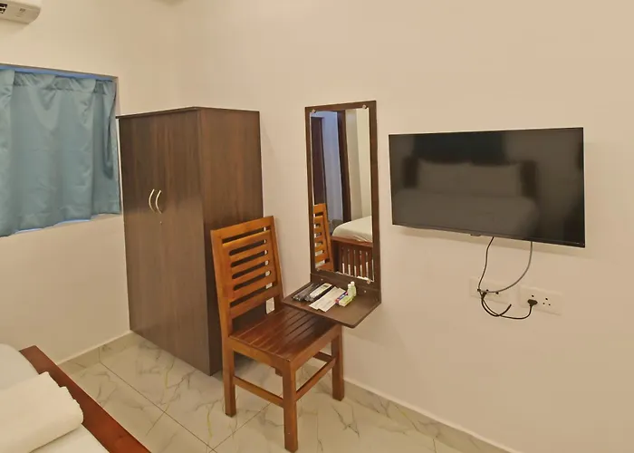 Hotel De Lux Splendid At French Colony