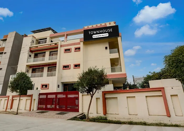 Super Oyo Townhouse Gomti Nagar Sector 1 Formerly The Gahmar Inn