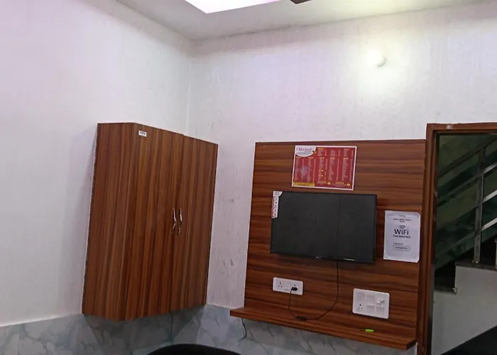 Hotel Shri Girraj Dham Vrindavan