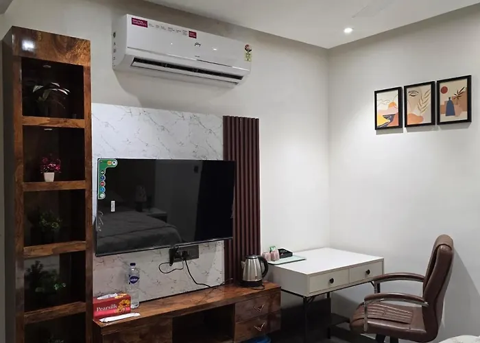 The Social Haven-A Cozy Urban Retreat