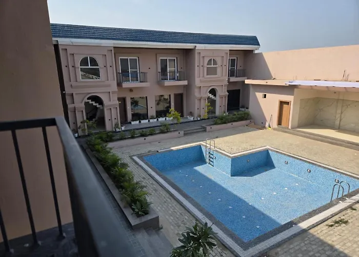 R N Hotel & Lawn