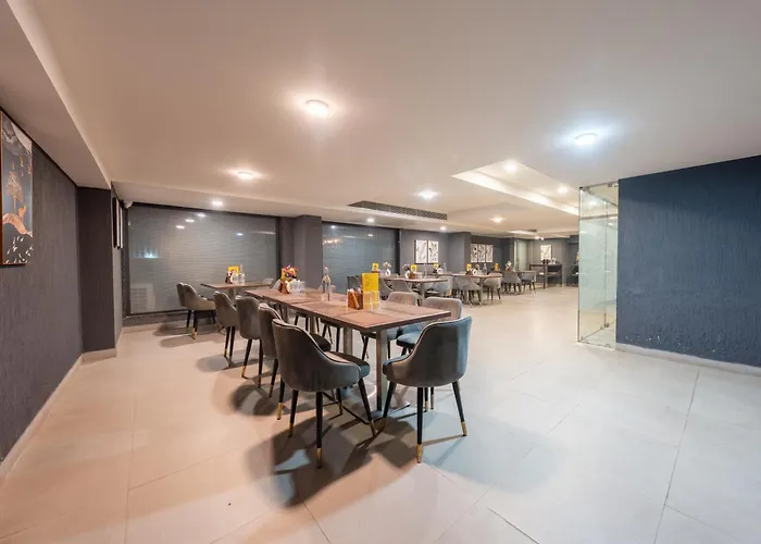 Saltstayz Select - Golf Course Road & Sector 57