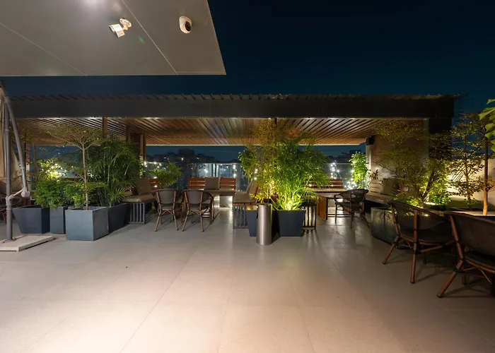 Saltstayz Select - Golf Course Road & Sector 57