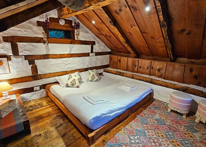 Parvatis Lap Villa & Hostel