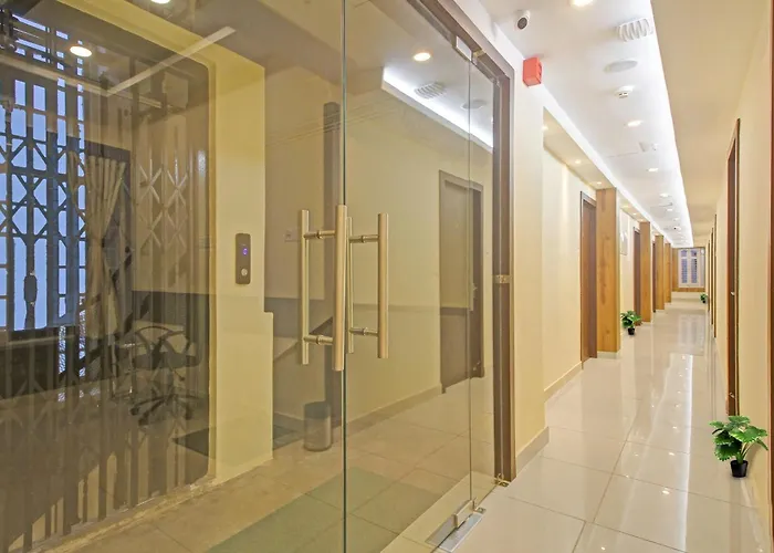 Super Townhouse Centre Point Inn Near Esplanade Metro Station
