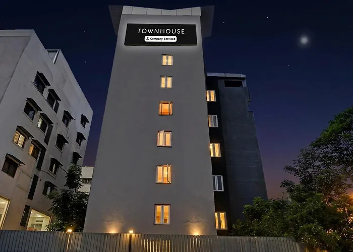 Super Townhouse Balewadi High Street