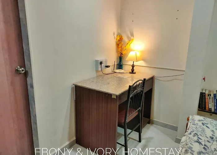 Independent Access Ebony Room Premium Juhu Homestay Queen Bed, Ac, Smart Tv, Locker, Ensuite, Minibar