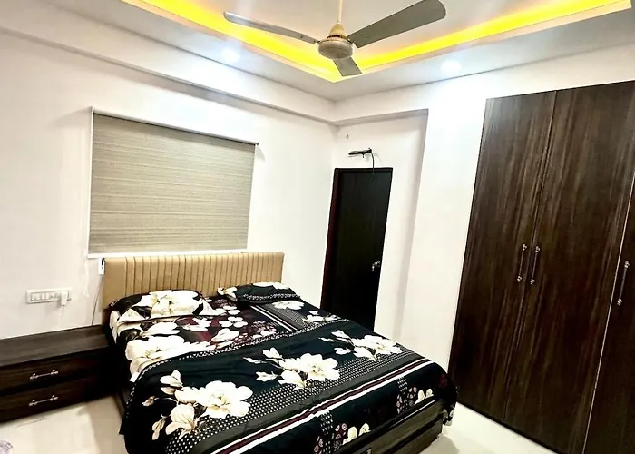 Cozy 2Bhk With Balcony & Kitchen