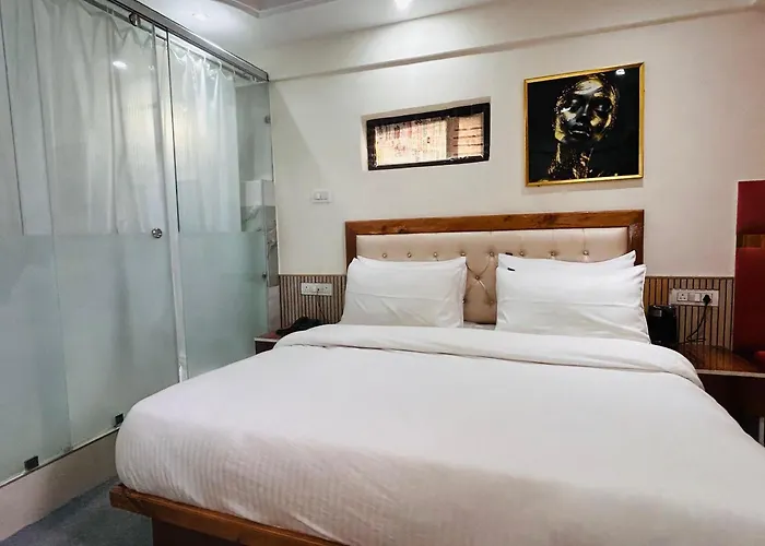 Pine View Luxury Resort With Mountain View & Premium Rooms