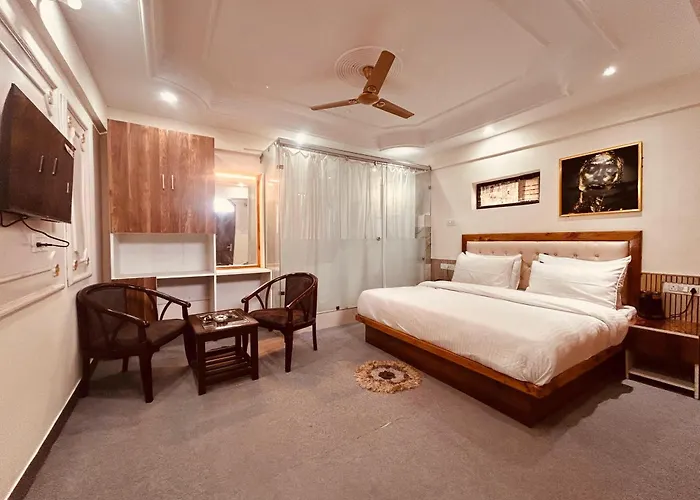 Pine View Luxury Resort With Mountain View & Premium Rooms