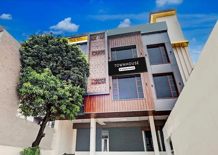 Super Townhouse Dera Bassi
