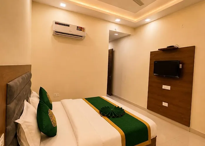 Hotel Woodlark Heights Zirakpur Chandigarh !! Family Hotel ! Easy Airport Access ! Budget Friendly