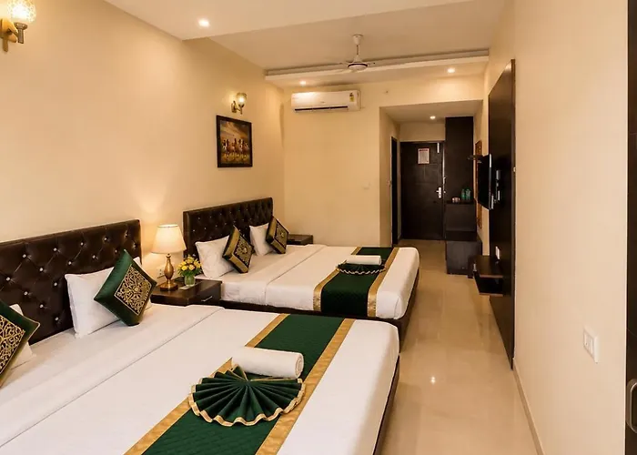 Hotel Woodlark Heights Zirakpur Chandigarh !! Family Hotel ! Easy Airport Access ! Budget Friendly