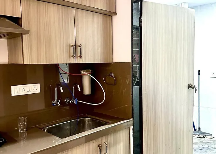 Cozy 2Bhk With Balcony & Kitchen