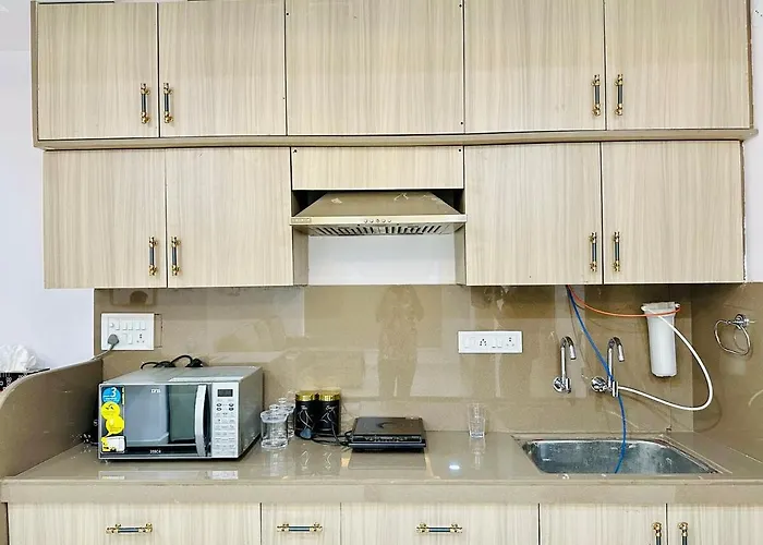Cozy 2Bhk With Balcony & Kitchen