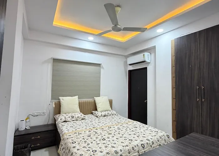 Cozy 2Bhk With Balcony & Kitchen