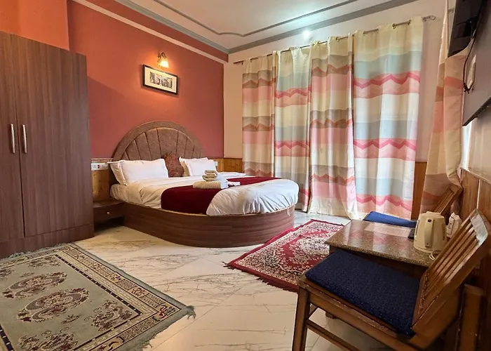 Cafe Saffron Sips & Stays - Alpine Suites Naggar Near Manali