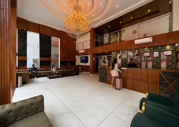 Hotel Asiia Holiday With Swimming Pool -Central Heated And Air Cooled, Near Mall Road