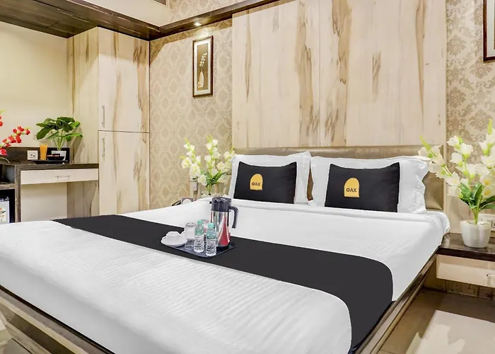 Super Townhouse Oak Regal Inn Near Sant Tukaram Nagar Metro Station