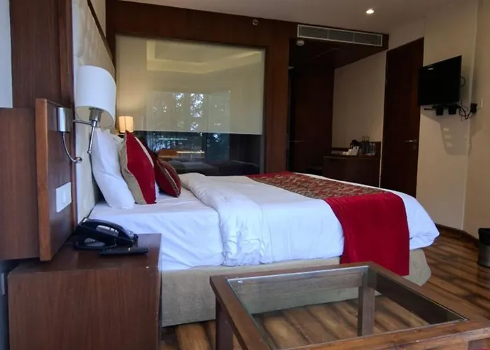 Royale Retreat Hotel & Spa Near Mall Road