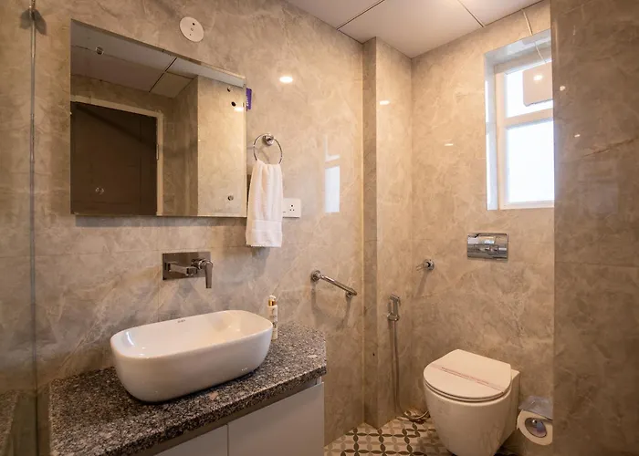 Bedchambers Luxurious Aparthotel Near Medicity