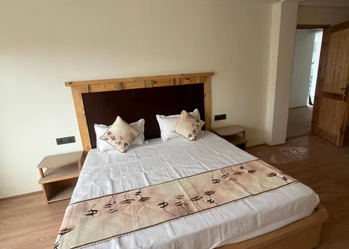 Mount End Hostels & Rooms