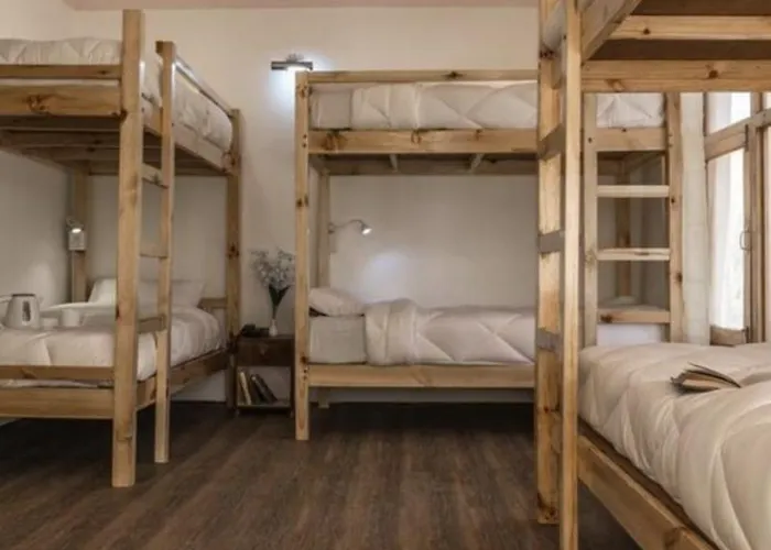 Mount End Hostels & Rooms