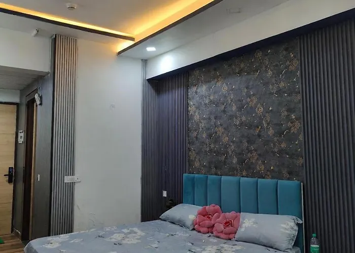 Arista Stay I Studio Apartment I Sec-4 Greater Noida I Gaur City Mall