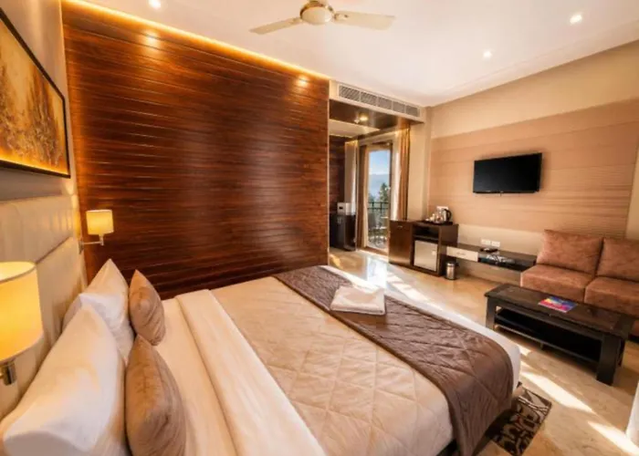The Bay Suites - Sea Beach Front Hotel - Rooftop Infinity Pool - Balcony & Sea View In All Rooms - New Marine Drive Road - Complimentary Breakfast