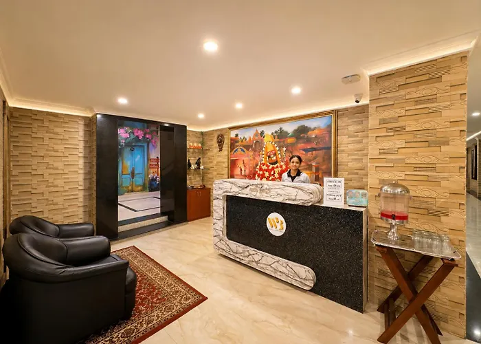 Wildberrys Inn - Luxurious Stay - Free Breakfast - Swimming Pool - Room With Living Room