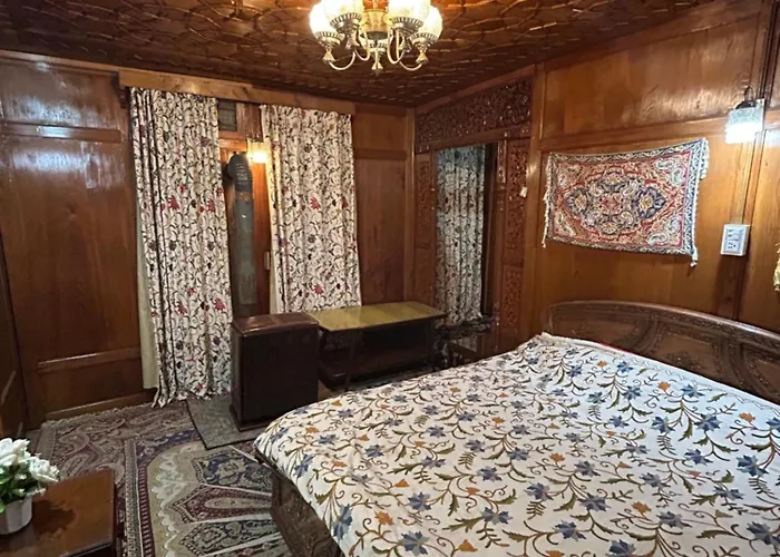 Houseboat Zogila