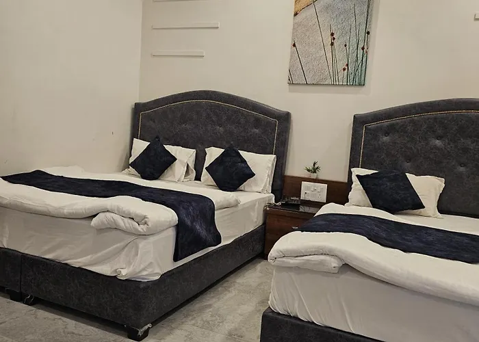 Hotel Roopalee Palace
