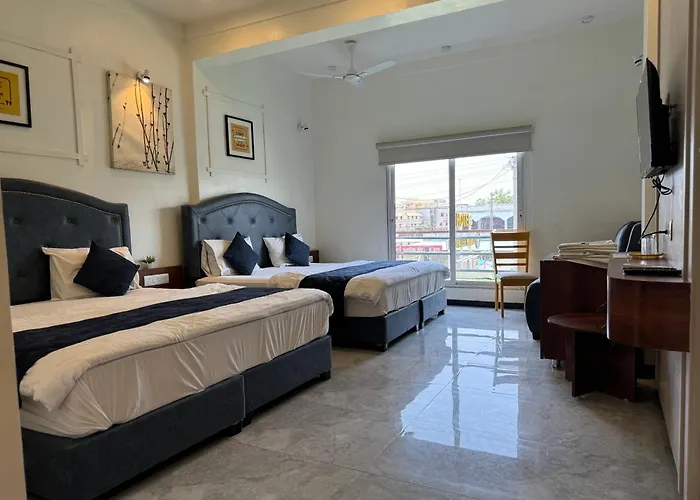 Hotel Roopalee Palace