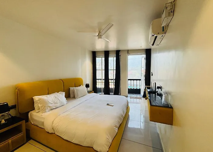 Baga Beach Sunset And Spa